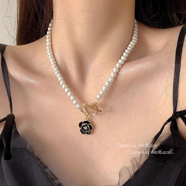 Elegant Flower Shaped Necklace - Image 2