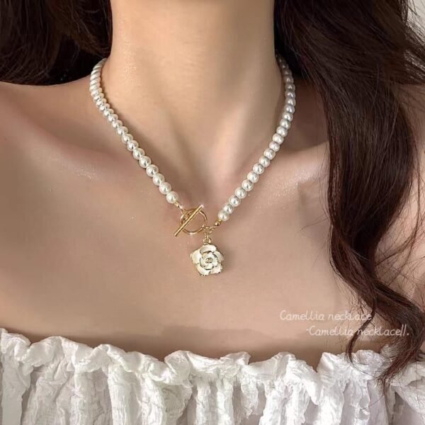 Elegant Flower Shaped Necklace