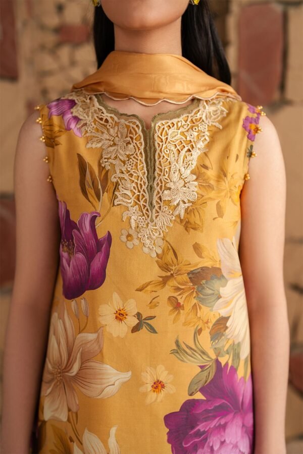 IZNIK patches with VOIL Print Dupatta Fabric: 9070 Lawn Printed shirt Printed trouser Printed 100/100 voil lawn Dupatta Embroidery patches on organza - Image 3