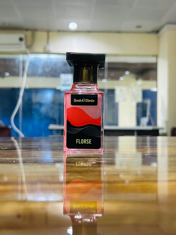 Florse is a floral fragrance for women. It is an extremely sensual and feminine fragrance. The top notes in this perfume are Pear, Mandarin Orange and Pepper, while the middle notes are Osmanthus, Peony and Rose. The base notes include Patchouli, Cedar, Leather and Musk.